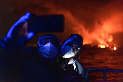 Dos turistas se hacen un selfi en el Fancy II.