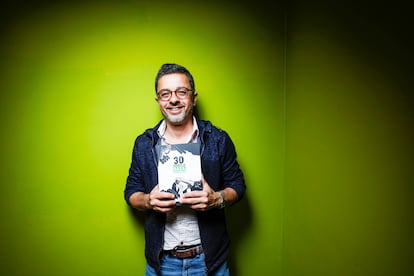 El dibujante palestino Mohammad Sabaaneh, con su libro de ilustraciones, el lunes en Casa Árabe, en Madrid.