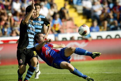 Amat comete penalti sobre Rubén Suárez.