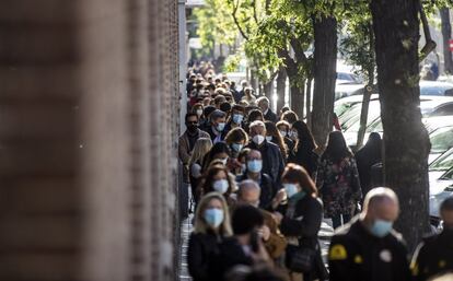 Votantes esperan para acceder al colegio La Inmacualada-Marillac en Madrid. La Comunidad de Madrid ha recomendado a las personas vulnerables y a los mayores de 65 años que acudan a votar preferentemente en la franja horaria de 10.00 a 12.00 de la mañana, y ha aconsejado a las personas con enfermedad activa o con sospecha de covid-19 que acudan preferentemente desde las 19.00 a las 20.00.