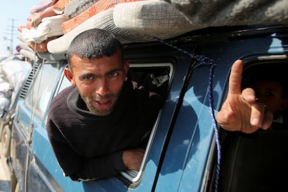 Un hombre se asoma en un vehículo que le lleva del sur al norte de la franja de Gaza  este lunes. 
 