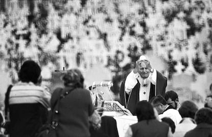 A las ocho de la mañana, con las cruces del camposanto como escenario, el Papa celebraba una misa multitudinaria en el cementerio de la Almudena de Madrid en el día de los Fieles Difuntos. A pesar del intenso frío, miles de personas se acercaron para verle. La visita del Papa fue uno de los grandes acontecimientos mediáticos de la historia de la televisión. Según TVE, 20 millones de personas le siguieron a través de la televisión.