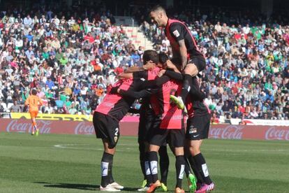 Los jugadores del Almería celebran el gol del empate ante el Córdoba