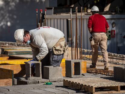 Dos trabajadores de la construcción, en una localidad de Valencia.