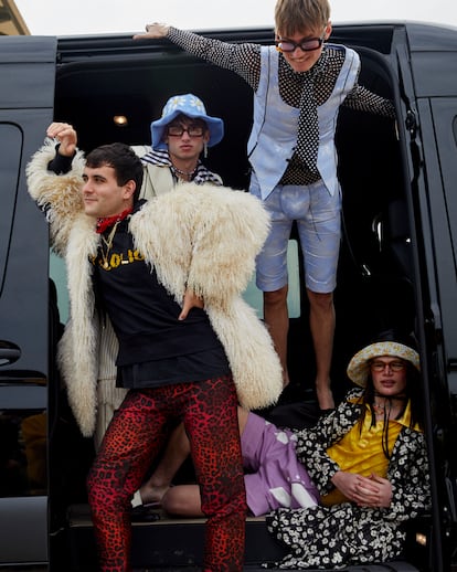 Alejandro Palomo, Palomo Spain, junto a tres modelos que participaron en el desfile de 'Nuevo día', su colección presentada en la semana de la moda de París.