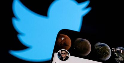 La cuenta de Elon Musk vista en una pantalla de móvil junto al logo de Twitter.