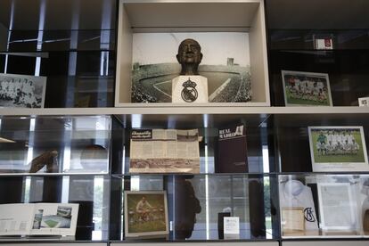 Un pequeño museo en la sala de estar de la residencia del primer equipo. Hay viejas fotos y viejas fichas federativas, balones antiguos, algún pequeño trofeo, libros de las leyendas más antiguas y más recientes del Real Madrid. Este pequeño museo es una de las primeras tomas de contacto de los jugadores extranjeros con el club. 