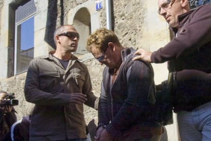 Joan Vila Dilmé, en el centro, detenido por los Mossos d'Esquadra, en Olot.
