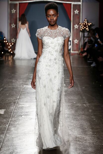 Plagado de pedrería, de Jenny Packham.