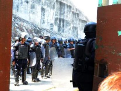 Polic&iacute;as estatales custodian el centro penitenciario de Acapulco tras el registro.
