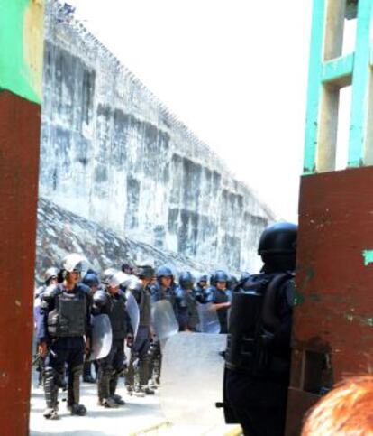 Policías estatales custodian el centro penitenciario de Acapulco tras el registro.