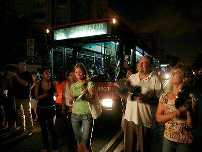 Protesta de vecinos afectados por el apagón cerca de la subestación eléctrica que ardió el lunes pasado.