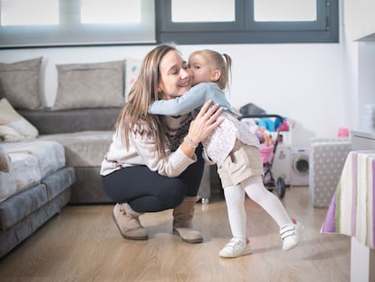 Rebeca Corredera, con su hija Macarena, en su casa de Tres Cantos.