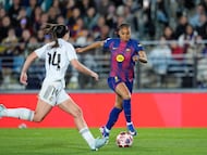 Salma Paralluelo (derecha) conduce la pelota ante María Méndez en la ida de los cuartos de final de la Champions.