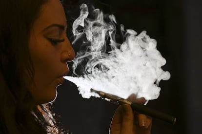 Uma mulher fuma um cigarro eletrônico