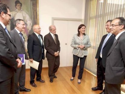 Los rectores de las universidades valencianas, ayer, con la consejera de Educaci&oacute;n.