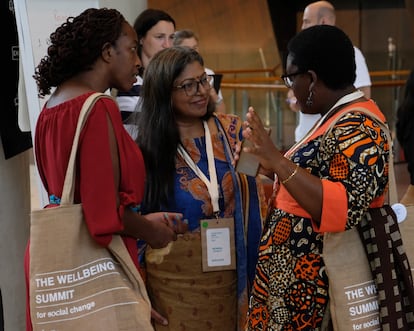 Monira Rahman (centro) habla con delegadas de otros países en la Cumbre para el Bienestar, a principios de junio, en Bilbao.