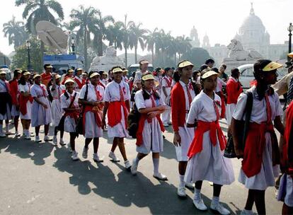 Según la OMS, hay cerca de 5,2 millones de personas infectadas en India, el mayor número de casos portadores del VIH y de enfermos del sida en el mundo. Estudiantes indios han participado en una marcha en Calcuta.