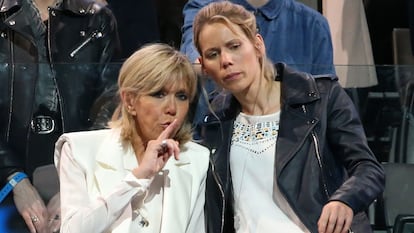 Brigitte Macron y su hija Tiphaine Auziere, en París en 2017.