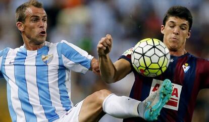 Duda y Capa pelean por un balón.