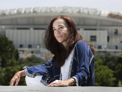 Mercedes Coghen, frente al estadio Wanda Metropolitano, en Madrid.