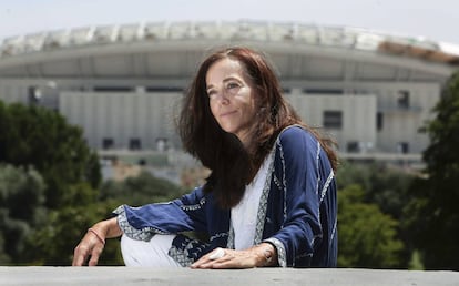 Mercedes Coghen, frente al estadio Wanda Metropolitano, en Madrid.