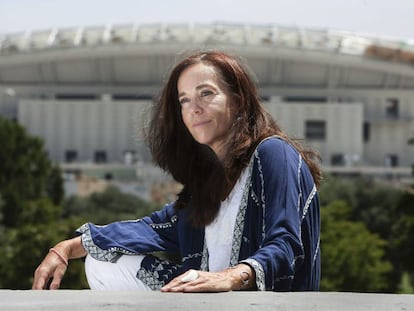 Mercedes Coghen, frente al estadio Wanda Metropolitano, en Madrid.