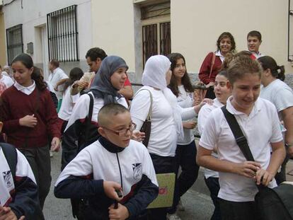 Las dos alumnas del colegio Severo Ochoa de Ceuta que exigieron poder llevar el velo, arropadas por compañeros en su regreso ayer a clase.