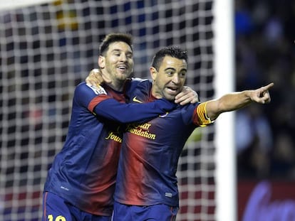 Messi e Xavi se abraçam na comemoração de um gol em 2012.