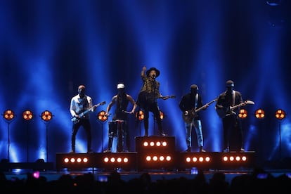 El Waylon de Holanda interpreta "Outlaw in 'Em" en la sala Altice Arena en Lisboa, Portugal.