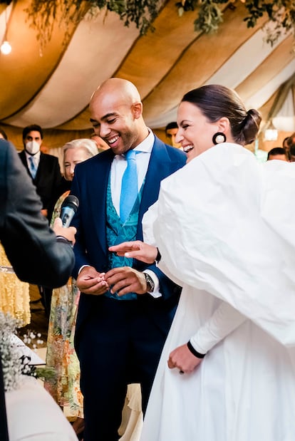 «Tenía miedo de que el vestido no entrara por el pasillo de la carpa», cuenta la novia.