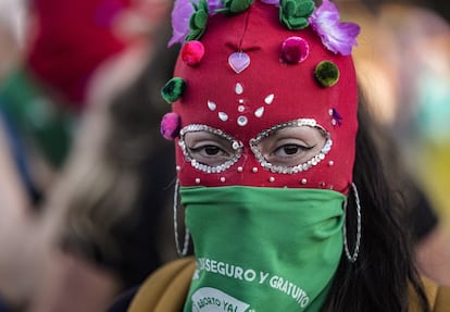 Una manifestante con el pañuelo verde por el aborto legal durante la marcha en Santiago de Chile, este martes. Las chilenas celebraban además la aprobación en la Cámara de Diputados de un proyecto que busca despenalizar el aborto hasta las 14 semanas de gestación, aunque aún le queda un largo recorrido legislativo.