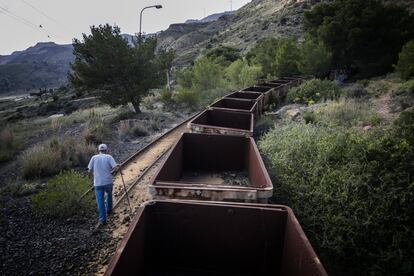 El exminero Mariano Martínez pasea entre las vagonetas herrumbrosas que se abandonaron cuando se cerró la mina en 1990.