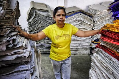 “Una vez están secas se alisan y con eso termina el proceso de elaboración del papel”, comenta A. Malini, de 50 años, una de los tres trabajadores que está en la empresa desde que arrancó el proyecto. Hoy es la responsable del producto final.