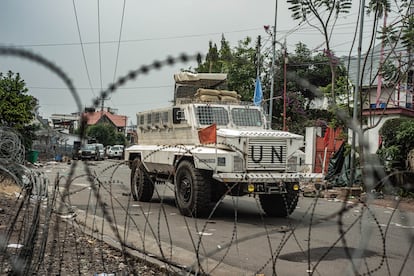 Un vehículo de la MONUSCO de la ONU circula por una calle rodeada de alambre de púas el jueves en Goma (República Democrática del Congo).