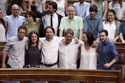 Diputados de Unidos Podemos al término de la sesión constitutiva de las Cortes Generales de la XII legislatura.
