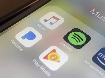 Un m&oacute;vil con las apps Spotify, Amazon, Pandora y Google.