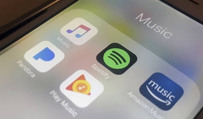 Un m&oacute;vil con las apps Spotify, Amazon, Pandora y Google.