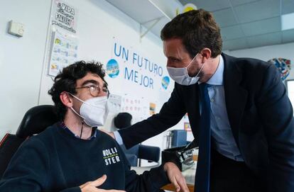 Pablo Casado (PP) visita un centro de educación especial en Madrid. La pandemia y la llamada ley Celaá han puesto en la mira la educación especial española