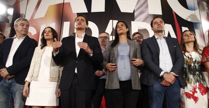 El presidente de Ciudadanos, Albert Rivera (tercero por la izquierda) comparece junto al resto de dirigentes del partido tras conocer los resultados de las elecciones generales.