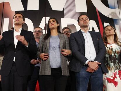 El presidente de Ciudadanos, Albert Rivera (tercero por la izquierda) comparece junto al resto de dirigentes del partido tras conocer los resultados de las elecciones generales.