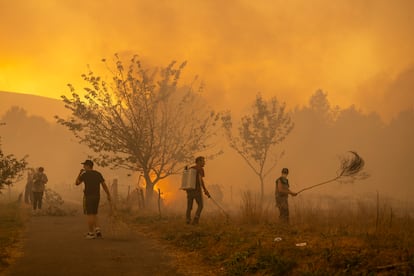 Vecinos luchando contra el fuego en Carballeda de Avia (Ourense), ayer.