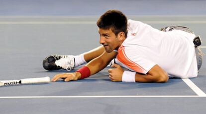 Novak Djokovic, en el suelo, durante un partido de exhibición.