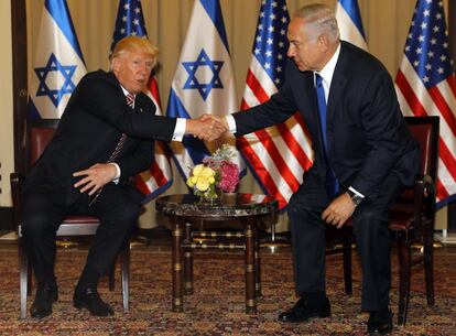 El primer ministro israelí Benjamin Netanyahu (dcha.) posa para los fotógrafos junto al presidente estadounidense Donald Trump, durante su encuentro en Jerusalén.