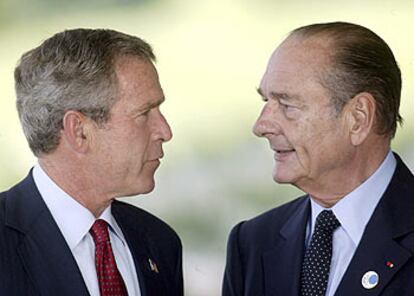 George W. Bush y Jacques Chirac, durante una cumbre del G-8 en Evian en junio de 2003.