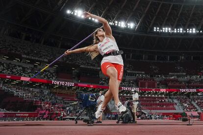 La polaca Maria Andrejczyk compite en la final de lanzamiento de jabalina.