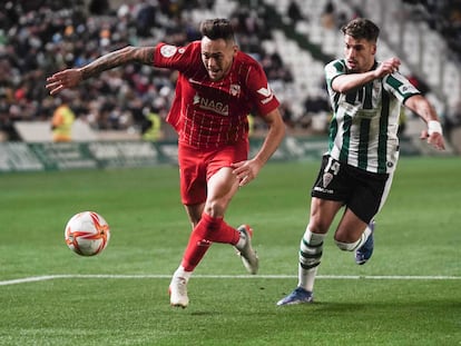 Ocampos (i), del Sevilla, y Alonso, del Córdoba, durante el partido de primera ronda de la Copa del Rey disputado este miércoles en el estadio de El Arcálgel de la capital cordobesa. EFE/Rafa Alcaide