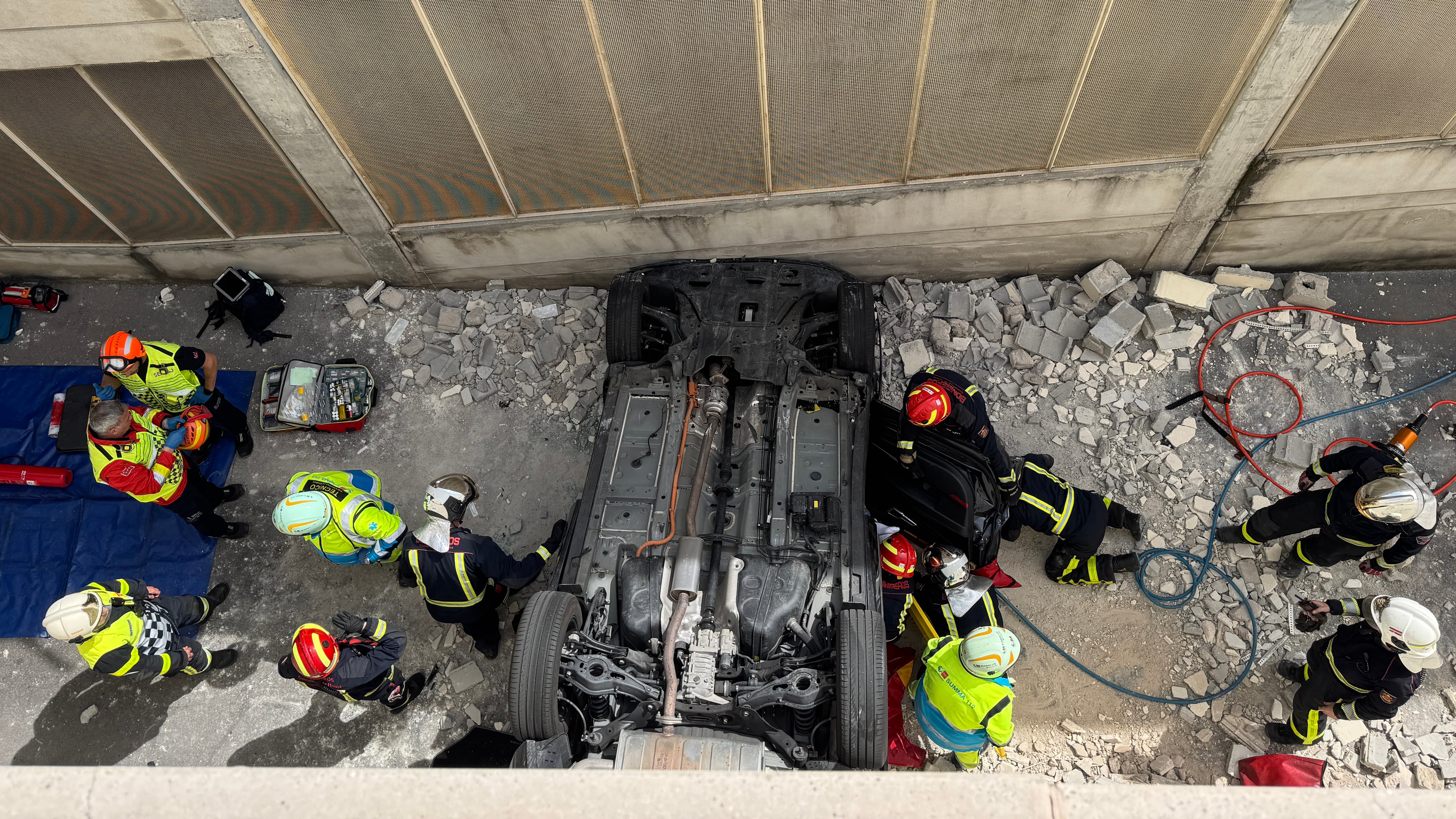 Tres horas de rescate a una mujer que cayó ocho metros con su coche en un parking 