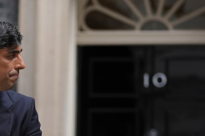 El líder conservador, Rishi Sunak, durante la rueda de prensa que ha ofrecido este viernes en el número 10 de Downing Street.