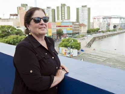 Adriana Rosenberg en la terraza de la Fundación Proa, faro cultural de La Boca.
